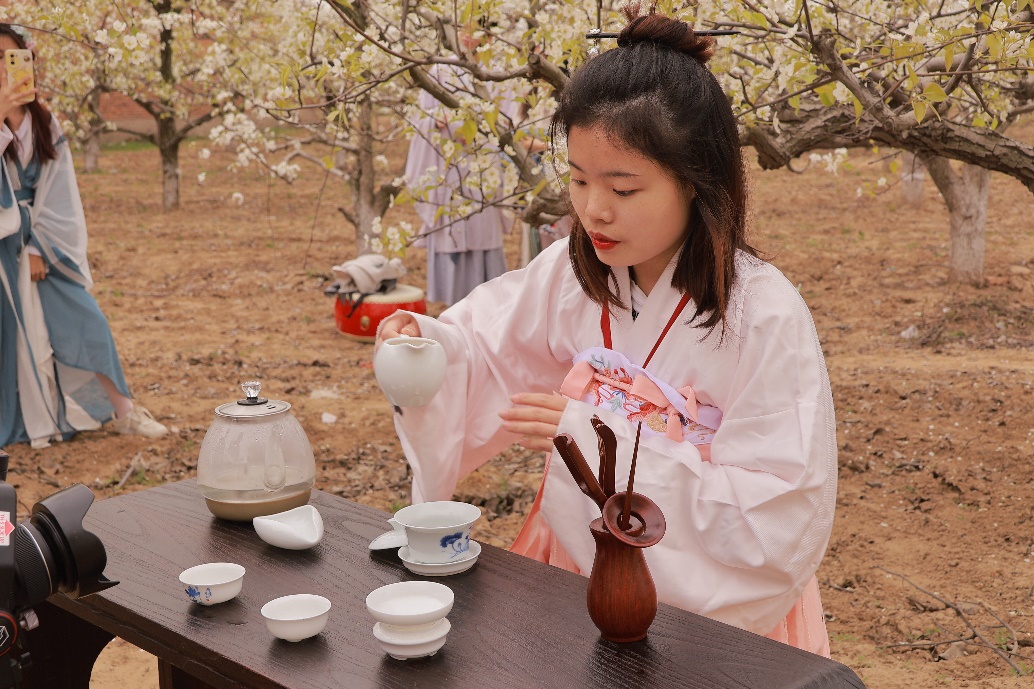 图片包含 户外, 桌子, 人, 食物描述已自动生成