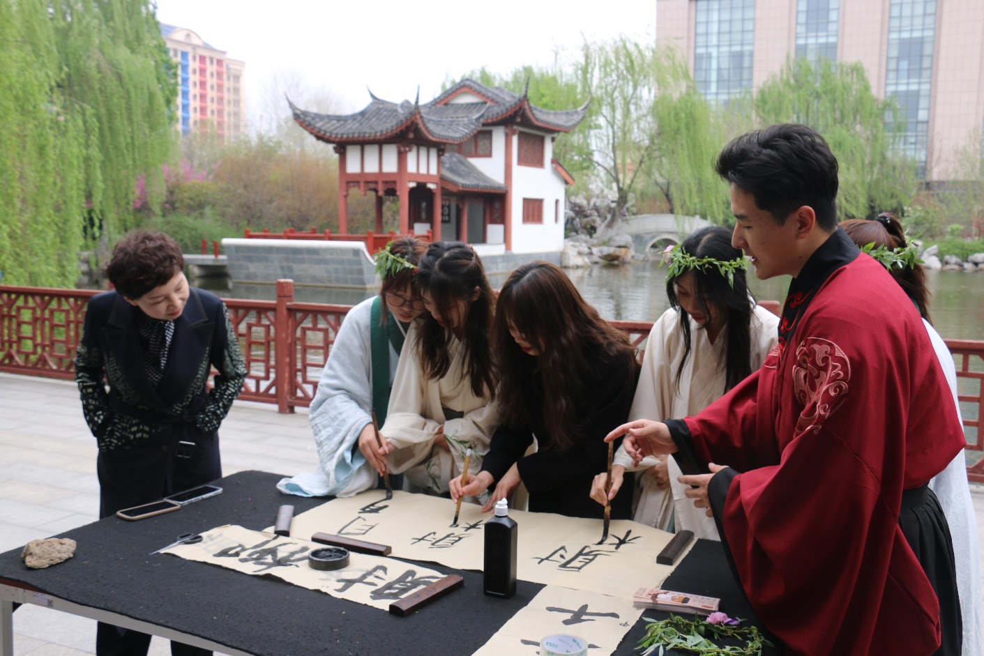 一群男人和女人在桌子前中度可信度描述已自动生成