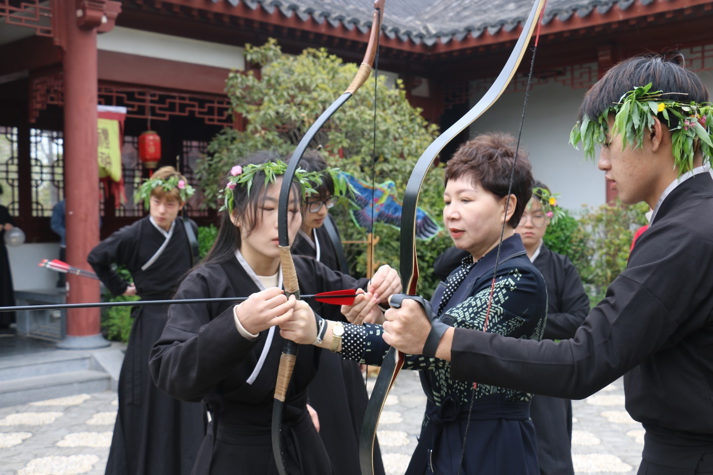 男人和女人在街道上中度可信度描述已自动生成