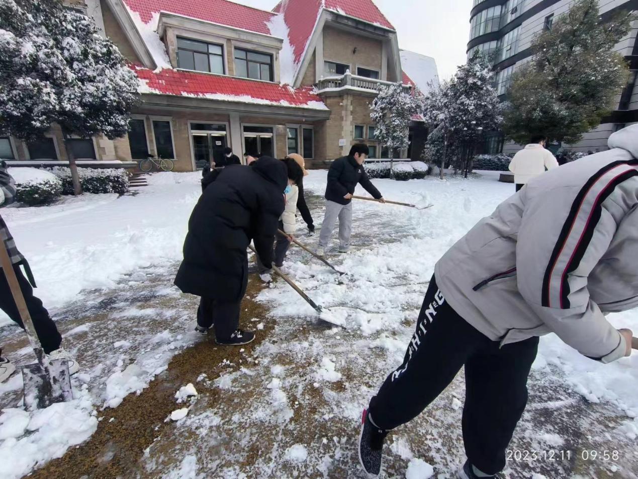 第八团总支第五团支部同学不畏寒冷，在扫雪除冰的一线履行使命。尽管气温及低，教学楼前积雪被过往车辆压实结冰，清扫工作变得十分艰难。但是，大家不顾严寒，纷纷鼓足干劲，身体力行争做表率。大家齐心协力、默契配合，经一个多小时的奋战，教学楼周围积雪已被清扫干净。